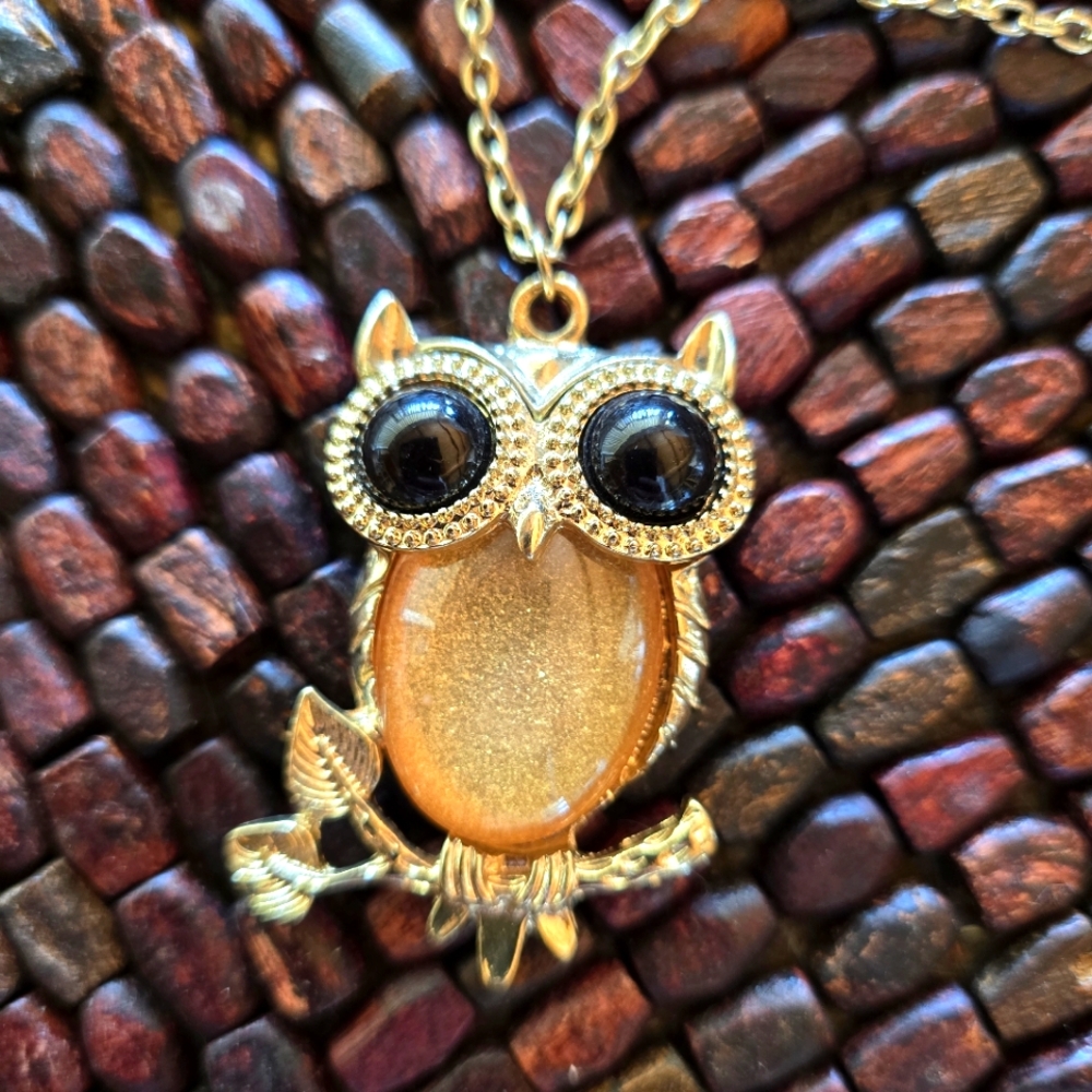Vintage gold toned owl pendant.